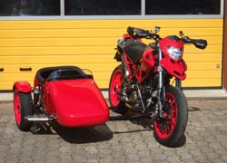 Ducati Hypermotard 1100 mit dem Schwenker-Seitenwagen dogside