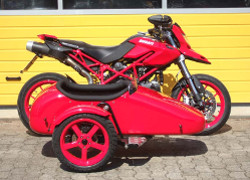 Ducati Hypermotard 1100 mit dem Schwenker-Seitenwagen dogside